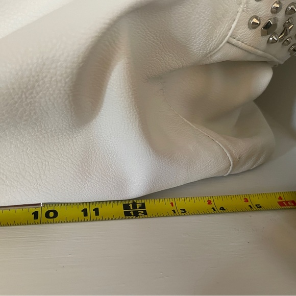 Betsy Johnson Large hand bag. Color: White - Picture 15 of 16